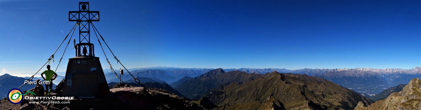 62 Panoramica dal Tre Signori su Prealpi ed Alpi.jpg